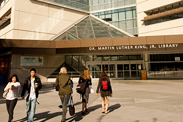 写真：サンノゼ州立大学の入口