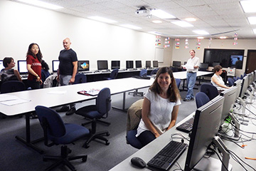 写真:パソコンの前に座るウィスコンシン大学の生徒達