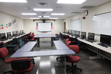 写真:パソコンが並べられたウィスコンシン大学の教室